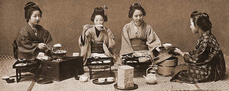 Repas féminin. Photo "typique" du xixème siècle.