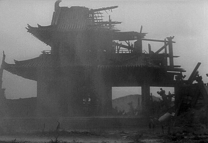 Rashomon, film de Kurosawa d'après l'ouvrage éponyme de  AKUTAGAWA Ryûnosuke . Kyoto en ruine