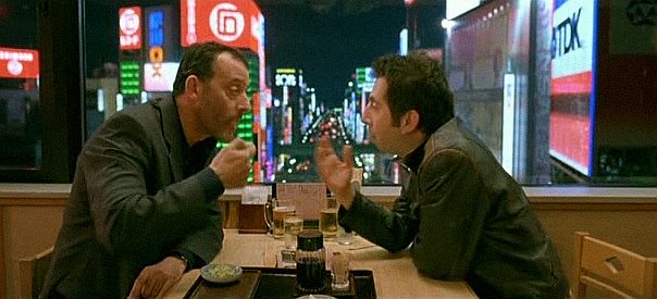 Jean Reno goûtant le wasabi avec le doigt!